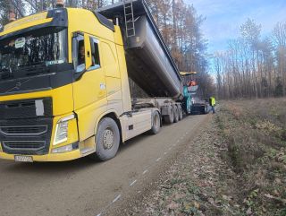 Nowa nawierzchnia na drodze Główne–Lipniaki. Trwa modernizacja długo wyczekiwanego odcinka