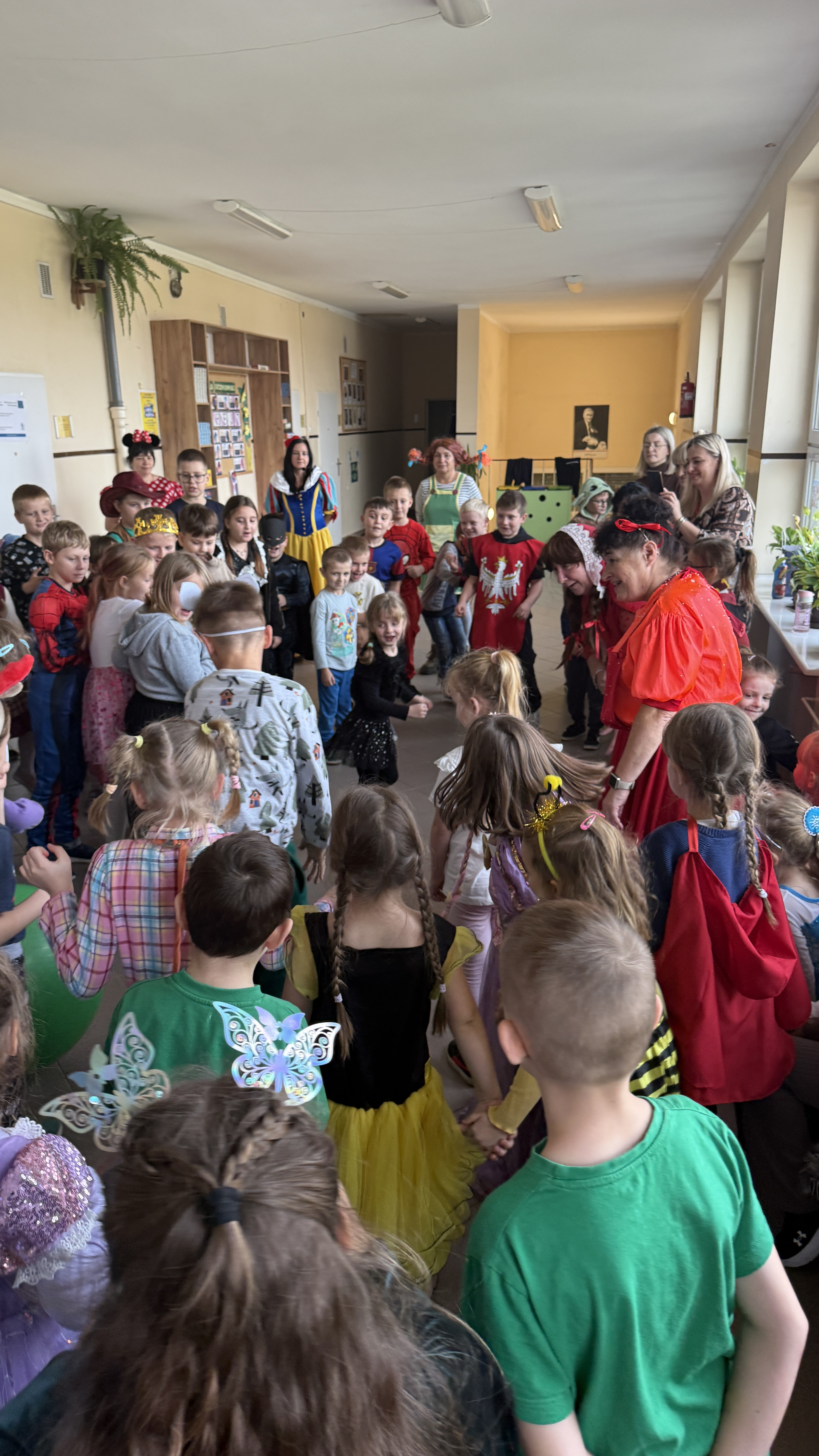 Dzień postaci z bajek w Szkole Podstawowej w Burkacie