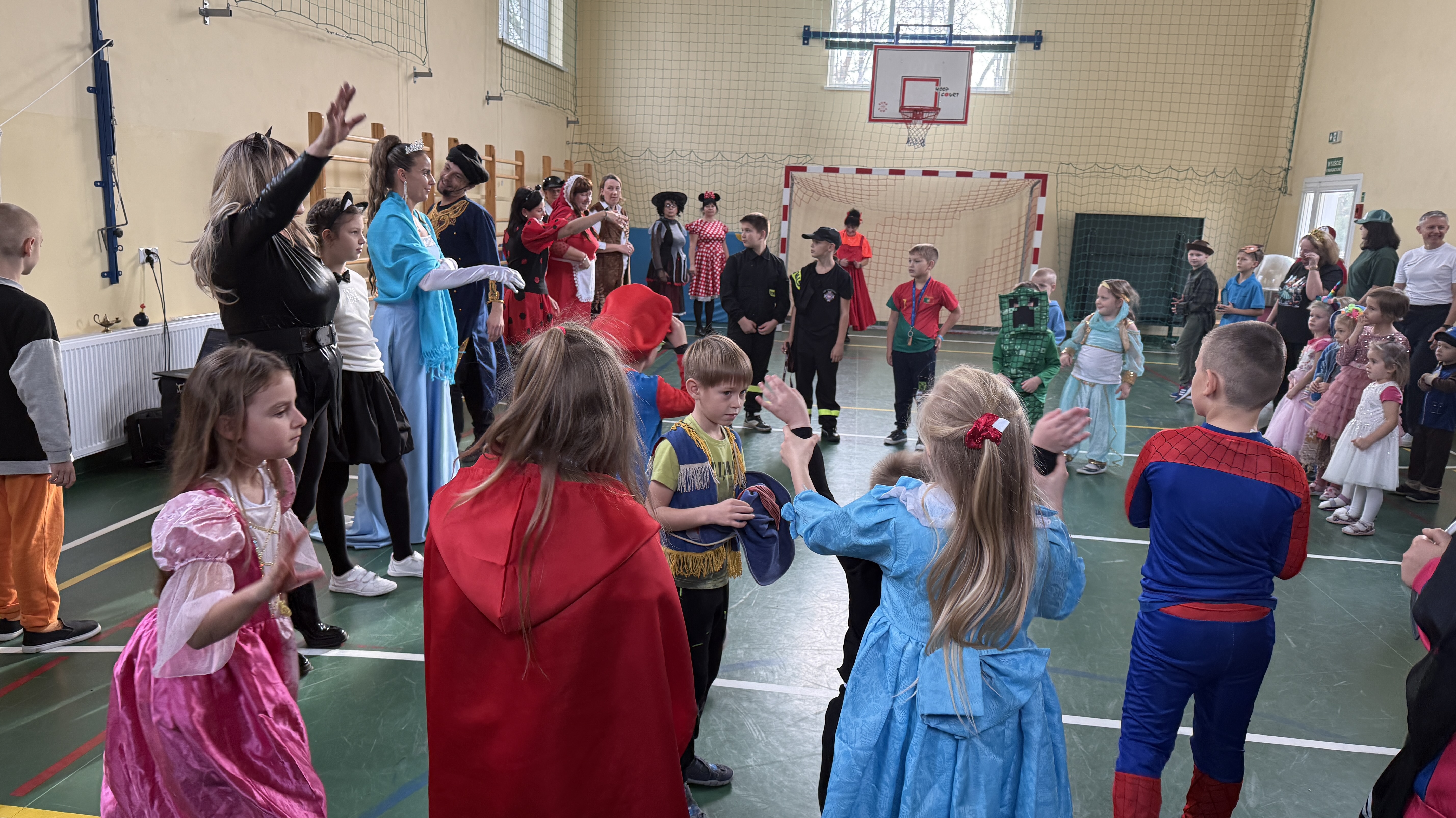 Dzień postaci z bajek w Szkole Podstawowej w Koszelewach