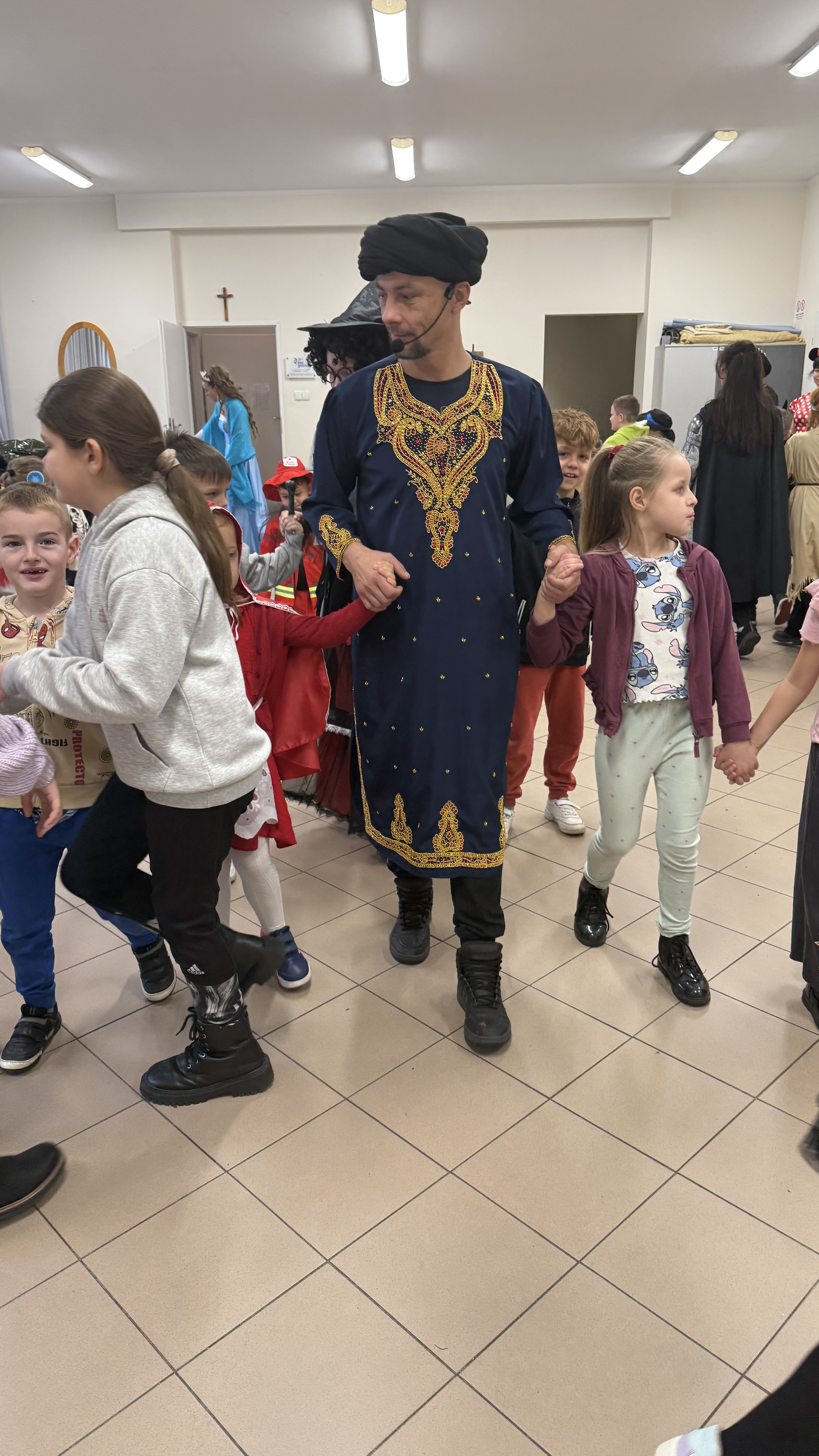 Dzień postaci z bajek w bibliotece w Uzdowie