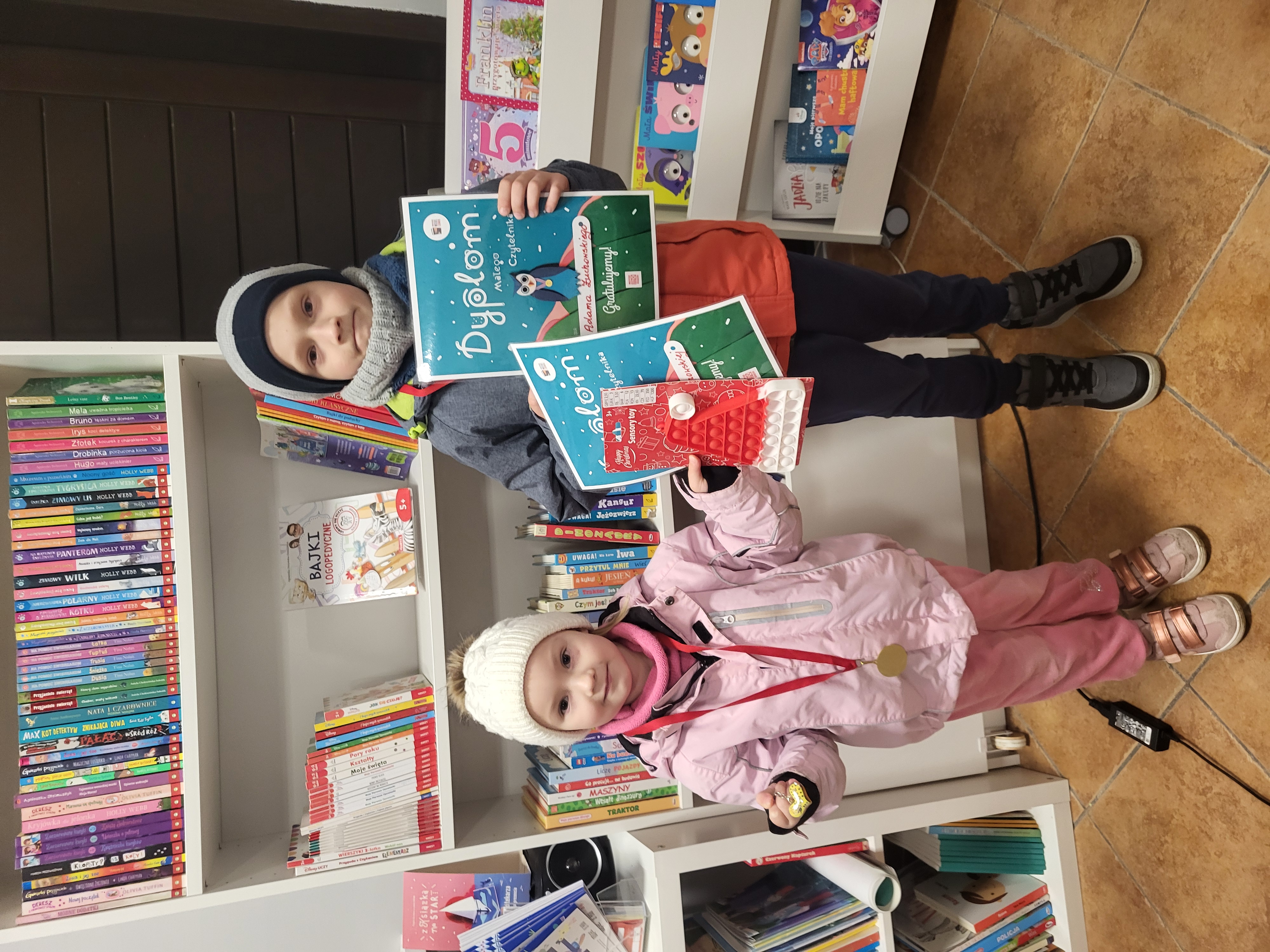 Zuzia i Adam – mali czytelnicy biblioteki w Burkacie